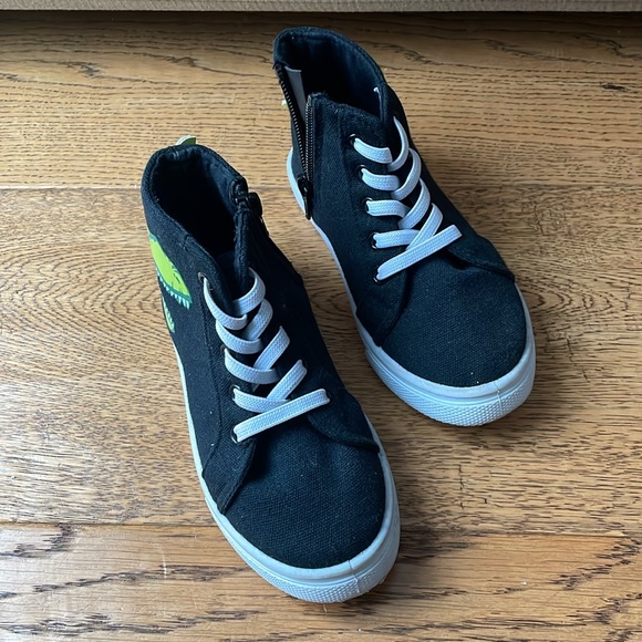 Dinosaur zip up shoes size 9T - Picture 2 of 4